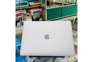 Macbook pro 2017 màu silver máy đẹp 99%, nguyên bản