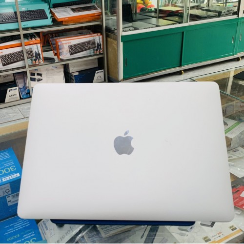 Macbook pro 2017 màu silver máy đẹp 99%, nguyên bản